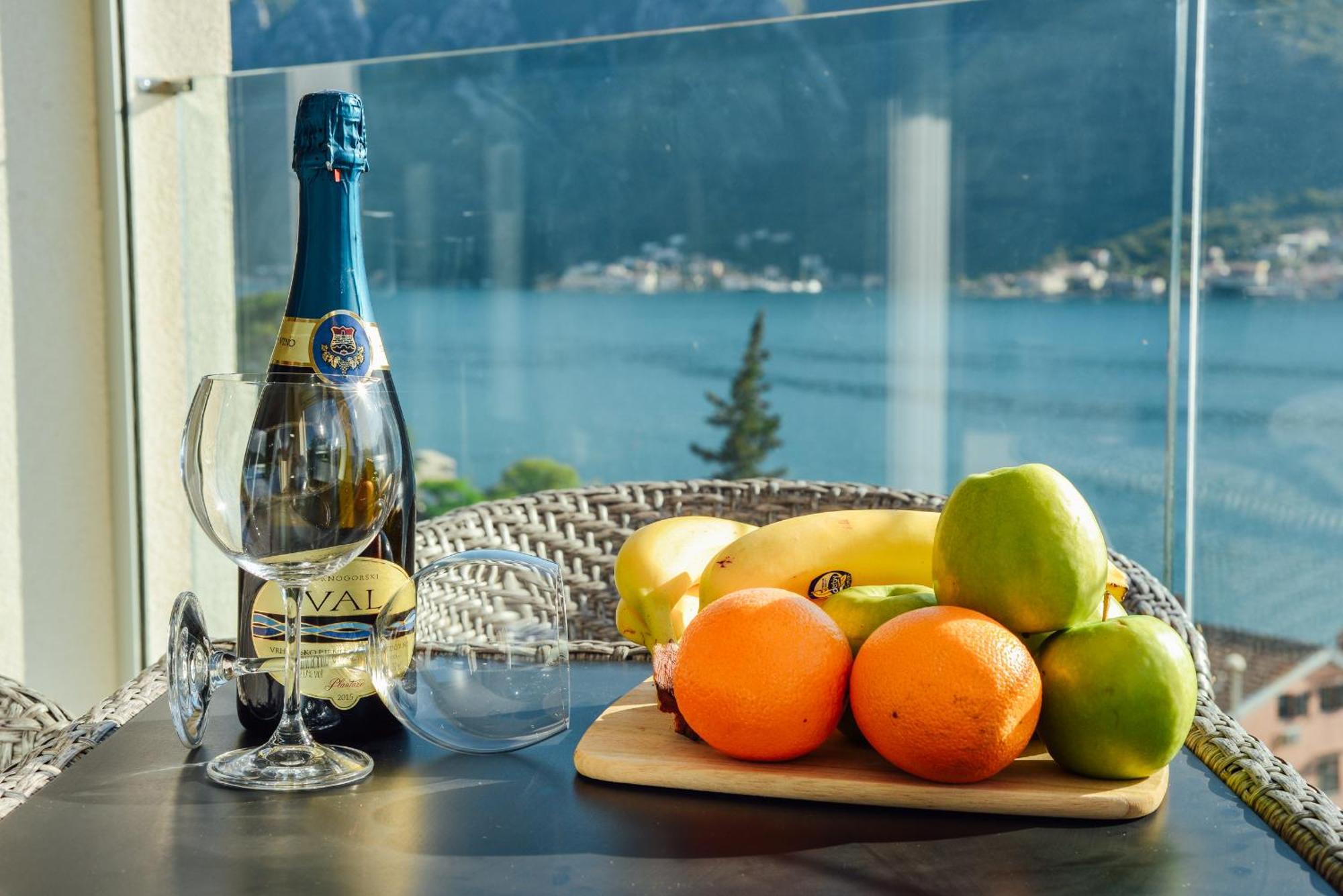 Sea View Apartment For 4 Kotor Luaran gambar