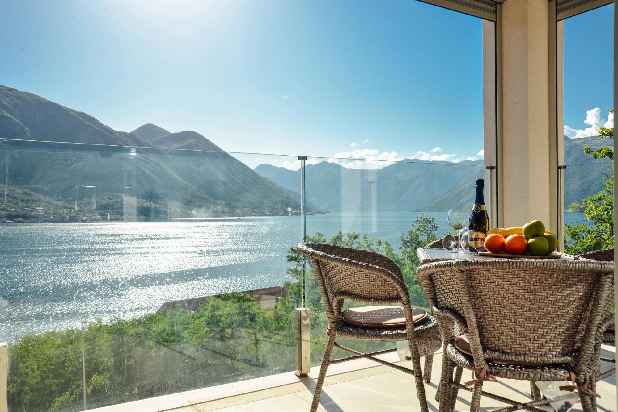 Sea View Apartment For 4 Kotor Luaran gambar
