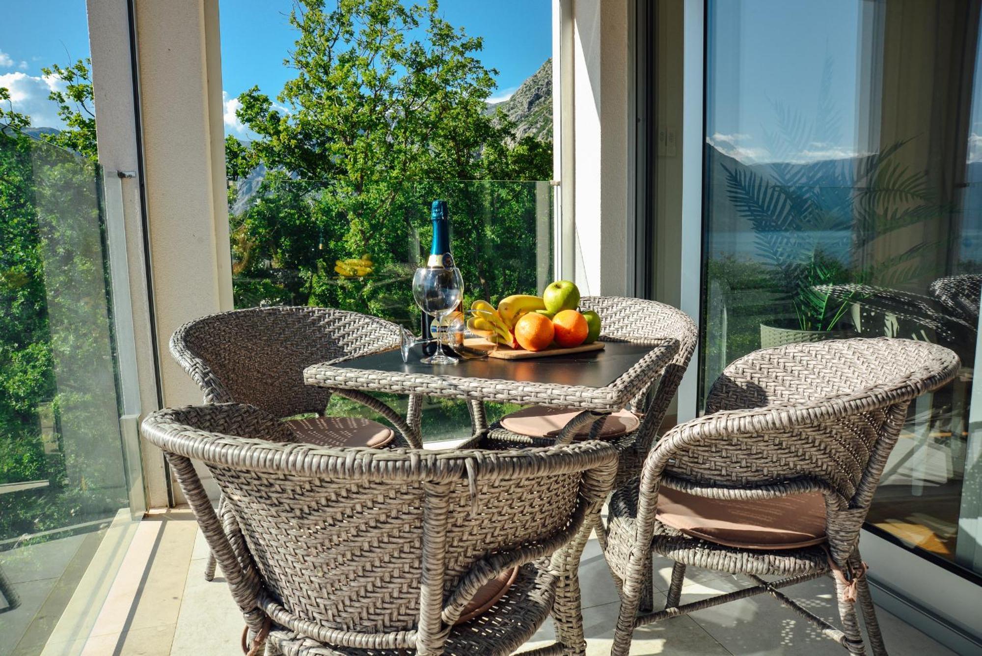 Sea View Apartment For 4 Kotor Luaran gambar